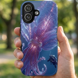 Peut inclure: Coque de téléphone bleue avec une illustration d'un calmar géant et un plongeur. Le calmar est représenté en nuances de violet et de rose, avec des tentacules. Le plongeur est une silhouette. La coque est brillante.