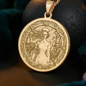 Collar con colgante de la enfermera Ratched: dije personalizado de villana literaria en oro de 14 quilates