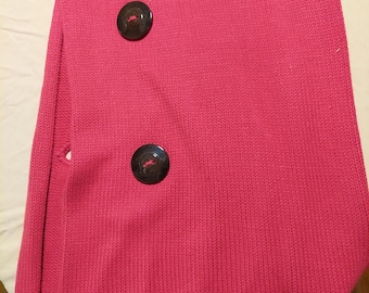 Cachecol rosa choque com dois botões