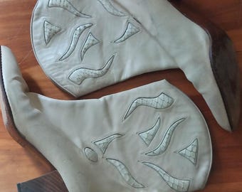 Vintage Linea Cream Colored Leather boots with Snake-Skin Embellishment size 9