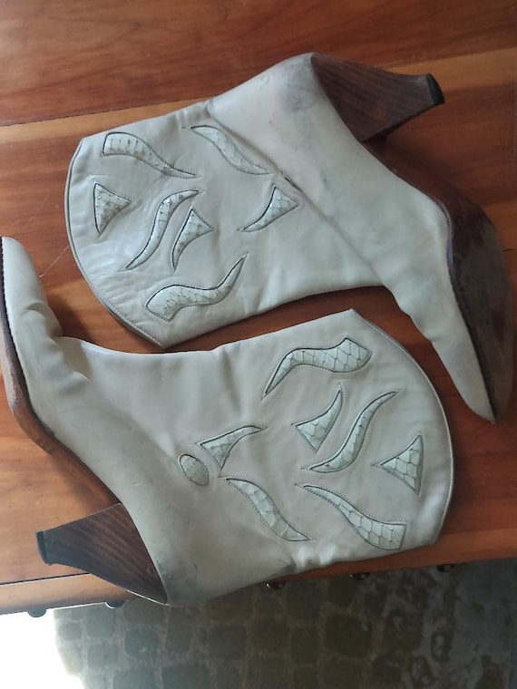 Vintage Linea Cream Colored Leather boots with Snake-Skin Embellishment size 9