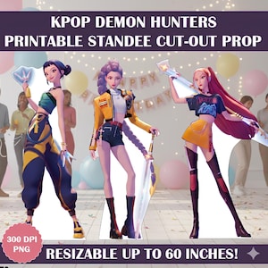 Può includere: Supporto ritagliabile stampabile con tre personaggi di KPOP Demon Hunters. I personaggi indossano abiti colorati e tengono in mano oggetti di scena. Il testo sull'immagine recita "KPOP DEMON HUNTERS PRINTABLE STANDEE CUT-OUT PROP" e "RESIZABLE UP TO 152 cm!"