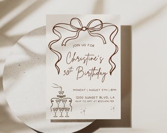 Puede incluir: Una invitación color crema con texto e ilustraciones marrones. La invitación dice "Únase a la celebración del 30 cumpleaños de Christine" con detalles del evento. Un diseño de lazo y cinta en la parte superior y una ilustración de torre de champán en la parte inferior.