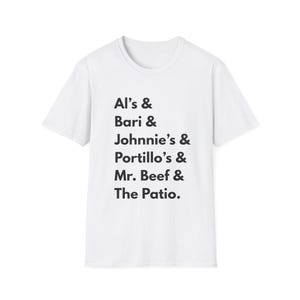 Op de afbeelding: Wit T-shirt met zwarte tekst met de tekst "Al's & Bari & Johnnie's & Portillo's & Mr. Beef & The Patio." Het shirt heeft een ronde hals en korte mouwen. Het shirt is gemaakt van een zacht, comfortabel materiaal.