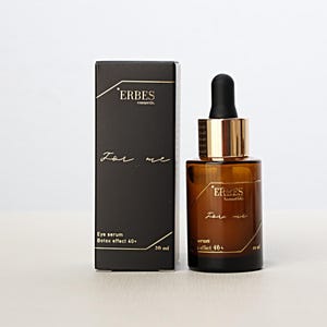 Może przedstawiać: Brązowa szklana butelka serum z czarną pipetą i złotymi akcentami, obok czarnego pudełka. Na pudełku i butelce widnieje napis "ERBES Cosmetics" i "For me". Na pudełku widnieje również napis "Eye serum Botox effect 40+" i "30 ml".
