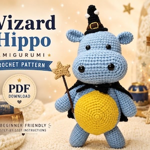 Peut inclure: Un hippopotame amigurumi bleu crocheté, portant un chapeau et une cape de sorcier noirs, tenant une baguette en forme d'étoile. L'hippopotame a un ventre jaune et des yeux noirs. Le texte sur l'image indique "Wizard Hippo Amigurumi Crochet Pattern PDF Download Beginner Friendly Step-by-Step Instructions."