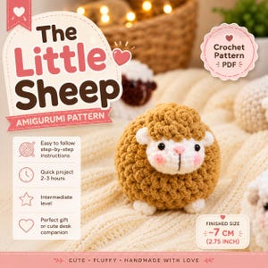 Peut inclure: Un mouton amigurumi crocheté à la main, avec un corps laineux marron, un visage blanc et des joues roses. La taille finie est d'environ 7 cm. L'image contient le texte "The Little Sheep" et "Amigurumi Pattern".