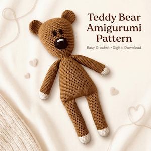Può includere: Un orsacchiotto amigurumi marrone all'uncinetto con dettagli bianchi sui piedi e un viso bianco e nero. L'immagine include il testo "Teddy Bear Amigurumi Pattern" e "Easy Crochet • Digital Download".