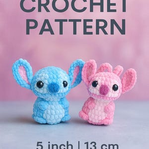 Peut inclure: Un patron de crochet avec deux figurines en peluche, une bleue et une rose. La figurine bleue a des oreilles bleues et bleu clair, et la figurine rose a des oreilles roses. Le texte indique "PDF CROCHET PATTERN" et "13 cm PATTERN".