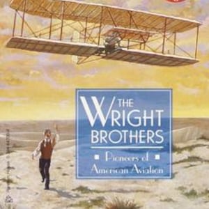 Op de afbeelding: Boekomslag met een tweedekker die over een landschap vliegt. De titel "The Wright Brothers" staat in een blauw vierkant, met de ondertitel "Pioneers of American Aviation". Een jongen rent naar het vliegtuig. Auteur: Quentin Reynolds.