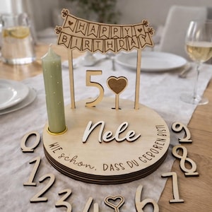 Peut inclure: Panneau en bois fait &agrave; la main avec l'inscription "Welcome to our home" dans un style manuscrit. Le panneau est peint en blanc avec des lettres noires et une finition vieillie, pour la d&eacute;coration int&eacute;rieure.