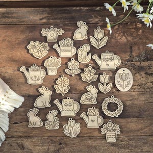 Op de afbeelding: Een rustiek houten bord met de tekst "Welcome to our home" in witte letters. Het bord heeft een verweerde afwerking en een eenvoudig, uitnodigend ontwerp, ideaal voor voordeurdecoratie.