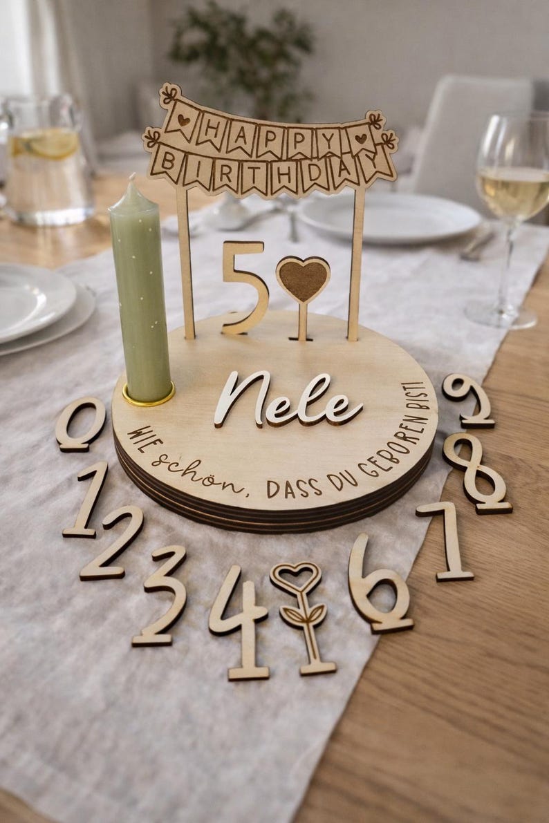 Peut inclure: Panneau en bois fait &agrave; la main avec l'inscription "Welcome to our home" dans un style manuscrit. Le panneau est peint en blanc avec des lettres noires et une finition vieillie, pour la d&eacute;coration int&eacute;rieure.