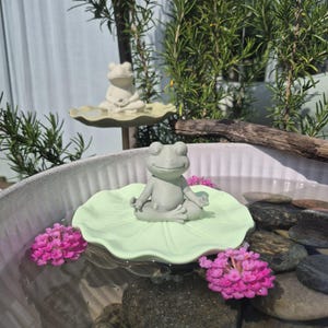 3MF/ Abbeveratoio per insetti/ File 3D rana da giardino con paletto / Rana che medita su una ninfea/ File STL ninfea/ File 3D/ File 3D per lo stagno