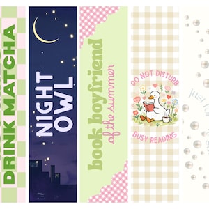 Peut inclure: Une collection de cinq marque-pages décoratifs. Les marque-pages présentent divers motifs, notamment des textes tels que "HOT GIRLS DRINK MATCHA", "NIGHT OWL", "book boyfriend of the summer" et "DO NOT DISTURB BUSY READING". Les marque-pages ont une variété de couleurs et de motifs.