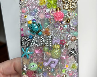 Custodia per iPhone con ciondolo personalizzato: stile Bling Junk, custodia per telefono con colori personalizzati, monogramma personalizzato, ciondolo Bling, regalo per telefono