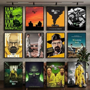 Peut inclure: Une collection d'affiches encadrées présentant des œuvres de la série télévisée "Breaking Bad". Les affiches présentent divers portraits de personnages et des scènes emblématiques, avec une typographie audacieuse et des couleurs vives. Les affiches sont exposées sur un mur.