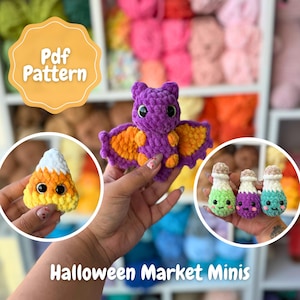 Könnte beinhalten: Eine Sammlung handgefertigter Mini-Figuren zum Thema Halloween. Enthält eine lila Fledermaus mit orangefarbenen Flügeln, ein Zuckermais und drei Zaubertränke. Der Text "Pdf Pattern" und "Halloween Market Minis" ist ebenfalls enthalten.