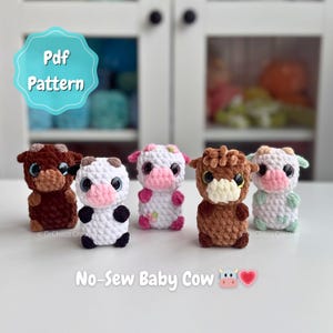 Könnte beinhalten: Ein Set aus drei Keramikbechern mit gesprenkelter, matter Oberfläche. Die Becher sind in Creme-, Hellgrau- und Dunkelgrautönen gehalten. Jeder Becher hat ein schlichtes, minimalistisches Design, perfekt für Kaffee oder Tee.