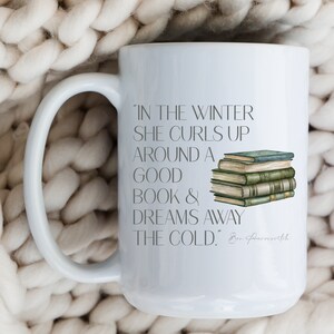 Im Winter lockt sie sich um ein gutes Buch & träumt von der Kälte. Weißer glänzender Becher