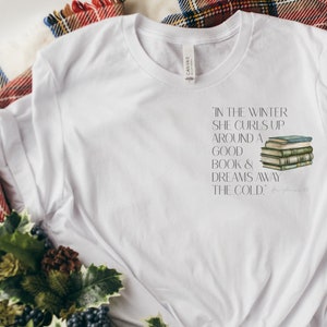 Im Winter lockt sie sich um ein gutes Buch & träumt von der Kälte - Kurzärmeliges Unisex T-Shirt