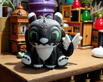 Figura desdentada: adorable dragón negro con ojos verdes