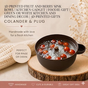 Può includere: Una ciotola marrone stampata in 3D per frutta e bacche con manico, riempita con acqua e pomodorini. La ciotola è appoggiata su una fetta di legno. Il testo sull'immagine recita: "3D PRINTED FRUIT AND BERRY SINK BOWL | KITCHEN GADGET | FOODIE GIFT | COLANDER & PLUG".