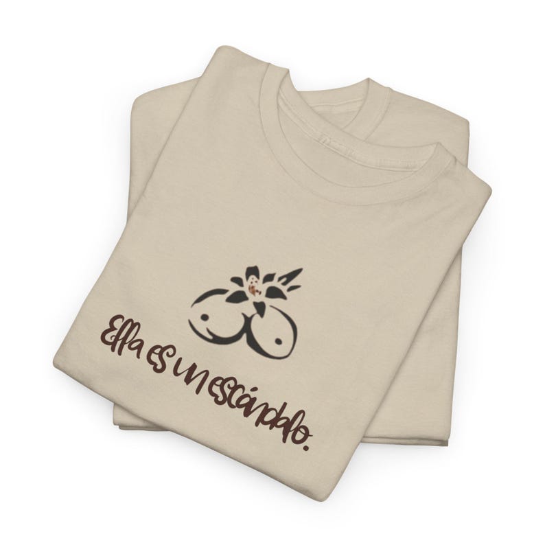 Ella es un escandalo- Unisex Heavy Cotton Tee Tropicoqueta - Casual Wear, Everyday Comfort, Eco-friendly Fashion - Karol G