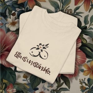 Ella es un escandalo- Unisex Heavy Cotton Tee Tropicoqueta - Casual Wear, Everyday Comfort, Eco-friendly Fashion - Karol G