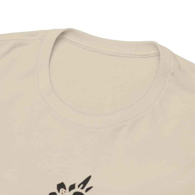 Ella es un escandalo- Unisex Heavy Cotton Tee Tropicoqueta - Casual Wear, Everyday Comfort, Eco-friendly Fashion - Karol G