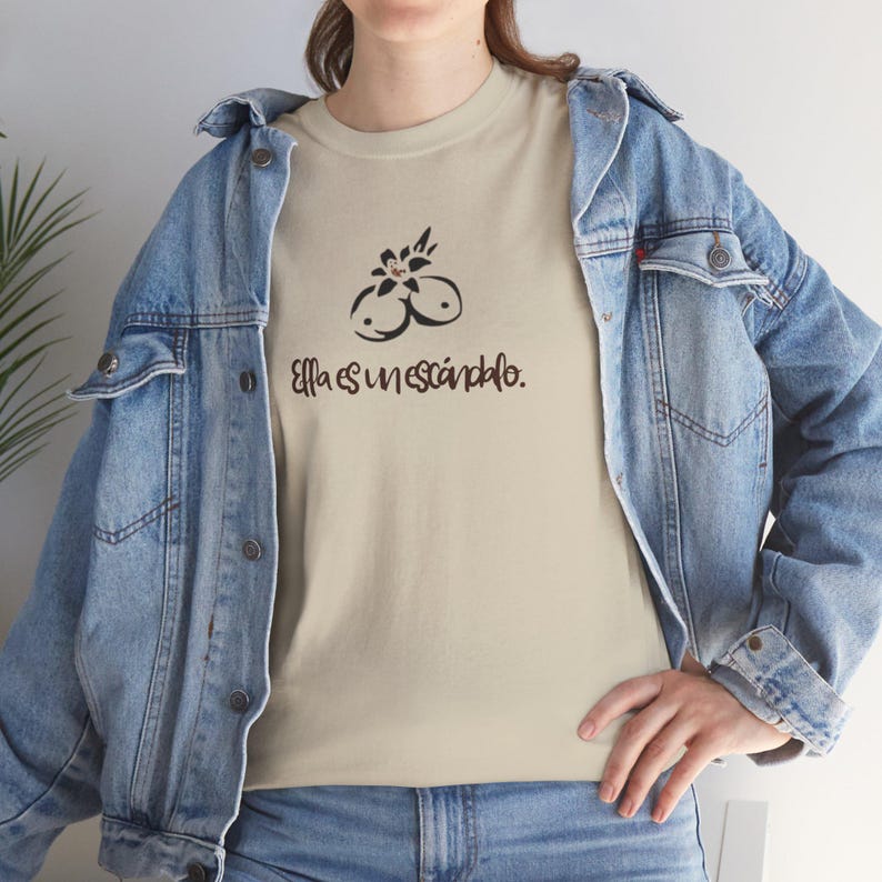 Ella es un escandalo- Unisex Heavy Cotton Tee Tropicoqueta - Casual Wear, Everyday Comfort, Eco-friendly Fashion - Karol G