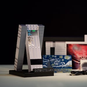 星間TARSロボット小道具レプリカ - 星間コレクター向け、パーソナライズされたSFデスクオーナメント、ユニークなファンギフト