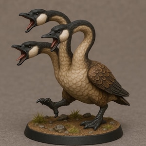 Könnte beinhalten: Detaillierte Figur einer dreiköpfigen Gans mit geöffneten Schnäbeln. Die Skulptur weist realistische Texturen und Farben auf, mit einer Basis aus Erde und kleinen Grasbüscheln. Die Gans hat schwarze Köpfe, Hälse und Füße mit beigen und braunen Federn.
