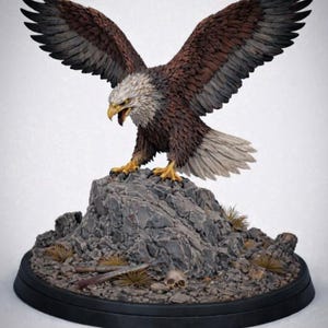 Pode incluir: Uma escultura detalhada de uma águia careca com as asas abertas, empoleirada no topo de uma rocha. A águia apresenta penas castanhas e brancas, um bico e garras amarelas. A base é uma plataforma circular escura.