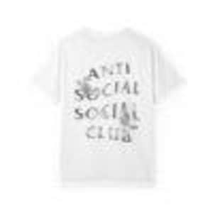 Puede incluir: Camiseta blanca con el texto "ANTI SOCIAL SOCIAL CLUB" en una fuente estilizada. El gr&aacute;fico incluye elementos florales. La camiseta tiene mangas cortas y cuello redondo.