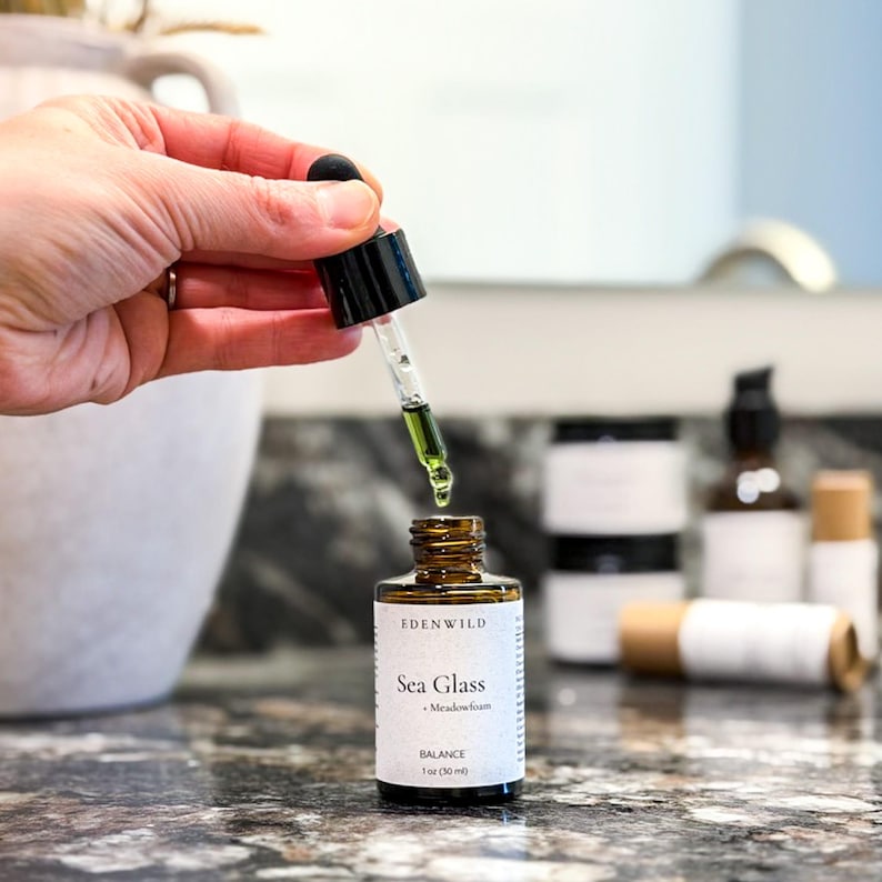 Siero viso Sea Glass per pelli sensibili + sfoghi cutanei / Limnanthes alba + lampone rosso + tanaceto blu / Equilibrio + Calma / Cura della pelle biologica + a base di erbe immagine 3