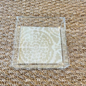 Bandeja cuadrada de acrílico con tela laminada - &quot;Granada&quot; en color avena sobre crema