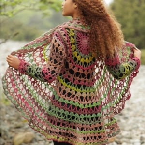 Pode incluir: Um cardigan de crochê colorido e vazado em tons de rosa, verde, amarelo e marrom. A peça de manga comprida apresenta um design circular nas costas e uma borda ondulada. O cardigan é leve e parece ser feito à mão.