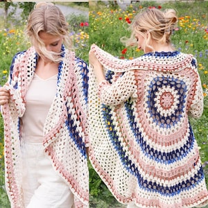 Può includere: Cardigan all'uncinetto fatto a mano, aperto sul davanti, nei colori crema, rosa e blu navy. Il cardigan presenta un motivo geometrico sul retro e un bordo smerlato. Il design leggero è perfetto per la stratificazione e aggiunge un tocco bohémien.