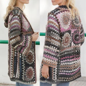 Puede incluir: Cárdigan de ganchillo con capucha y frente abierto, con diseño de patchwork. La paleta de colores incluye tonos marrones, grises, rosas y blancos. La prenda de manga larga presenta patrones de ganchillo cuadrados y circulares.
