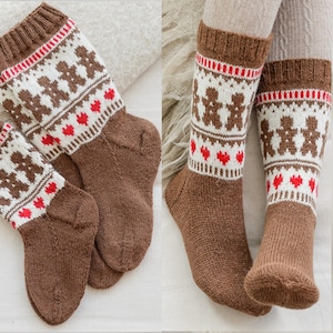 Puede incluir: Calcetines de punto marrones con un diseño de hombre de jengibre y corazones en blanco y rojo. Los calcetines tienen un puño acanalado y son hasta la rodilla. Hechos de un material suave y cálido.