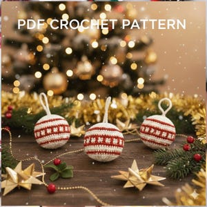 Puede incluir: Tres adornos navideños de ganchillo hechos a mano con patrones de rayas rojas y blancas. Los adornos se exhiben sobre una superficie de madera con decoraciones de estrellas doradas, vegetación y el texto "PDF CROCHET PATTERN".