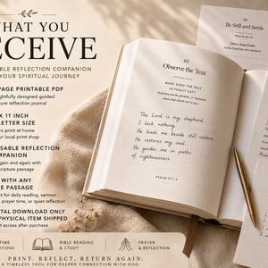 以下が含まれることがあります： 手書きのテキストが入った開いた本、プロンプト付きのカード、金のペンが添えられています。「What You Receive」と書かれたテキストは、精神的な旅のための再利用可能なリフレクションコンパニオン、21.6 x 27.9 cmについて詳しく説明しています。