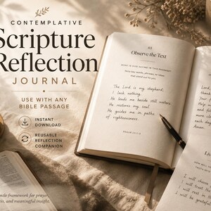 Pode incluir: Um diário aberto com o título "Scripture Reflection Journal" e o texto "Use with any Bible passage". O diário está aberto em uma página com texto manuscrito. Uma caneta repousa na página. Uma xícara de café e outro livro estão no fundo.