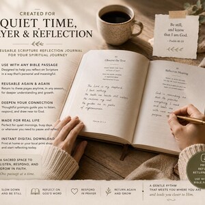 以下が含まれることがあります： 手書きのメモ、コーヒーカップ、ろうそくが灯された、開かれた聖書瞑想ジャーナル。ジャーナルの表紙には「静かな時間、祈り、そして瞑想のために作成されました」と書かれています。「静まれ、そして私が神であることを知れ」というテキストが小さなカードに書かれています。