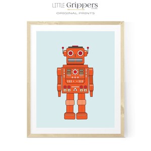 Könnte beinhalten: Ein leuchtend orangefarbener Roboter mit roten Details und schwarzen Augen. Der Roboter hat einen rechteckigen Körper mit verschiedenen Knöpfen und Zifferblättern. Der Roboter steht auf einem hellblauen Hintergrund.