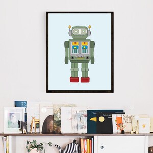 K&ouml;nnte beinhalten: Eine gerahmte Illustration eines gr&uuml;nen Roboters mit roten Schuhen und gelben und blauen Details. Der Roboter hat Antennen und einen rechteckigen K&ouml;rper mit einem Gesicht.