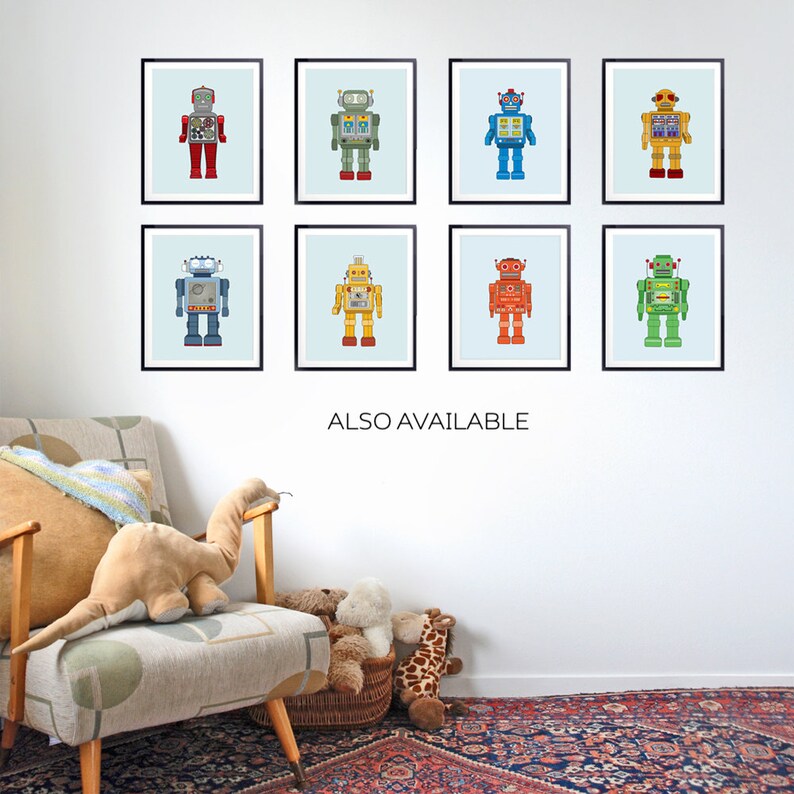 K&ouml;nnte beinhalten: Acht gerahmte Illustrationen von Vintage-Robotern in verschiedenen Farben, darunter Rot, Blau, Gr&uuml;n und Gelb. Die Roboter sind alle in einem &auml;hnlichen Stil gehalten, mit runden K&ouml;pfen und gro&szlig;en, ausdrucksstarken Augen. Die Rahmen sind schwarz und der Hintergrund ist hellblau.
