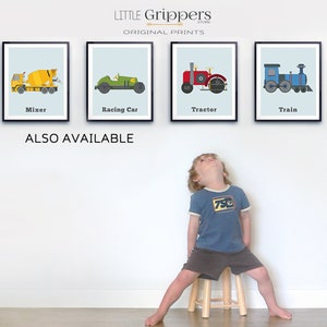 K&ouml;nnte beinhalten: Vier gerahmte Drucke verschiedener Fahrzeuge, darunter ein Betonmischer, ein Rennwagen, ein Traktor und ein Zug. Die Drucke befinden sich an einer wei&szlig;en Wand mit dem Text "Little Grippers Store Original Prints" und "Also Available" darunter. Ein kleines Kind sitzt auf einem Hocker vor der Wand und schaut zu den Drucken nach oben.