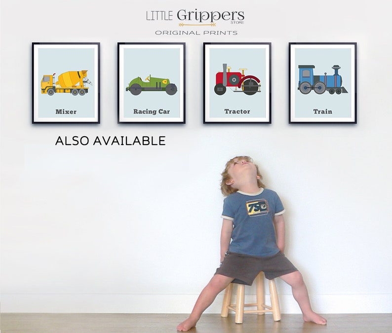 K&ouml;nnte beinhalten: Vier gerahmte Drucke verschiedener Fahrzeuge, darunter ein Betonmischer, ein Rennwagen, ein Traktor und ein Zug. Die Drucke befinden sich an einer wei&szlig;en Wand mit dem Text "Little Grippers Store Original Prints" und "Also Available" darunter. Ein kleines Kind sitzt auf einem Hocker vor der Wand und schaut zu den Drucken nach oben.
